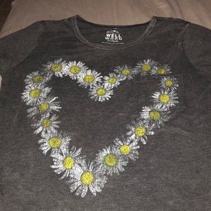 Vintage looking pocket tee with a heart of daisies